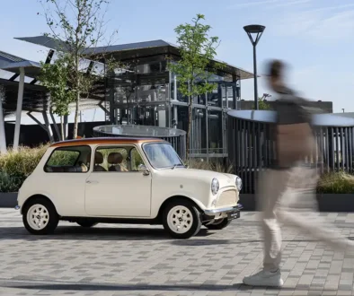 Mit seiner lediglich 3 Meter langen Karosserie ist der Ur-Mini auch als eMastered das perfekte Stadtauto. Foto: DBA