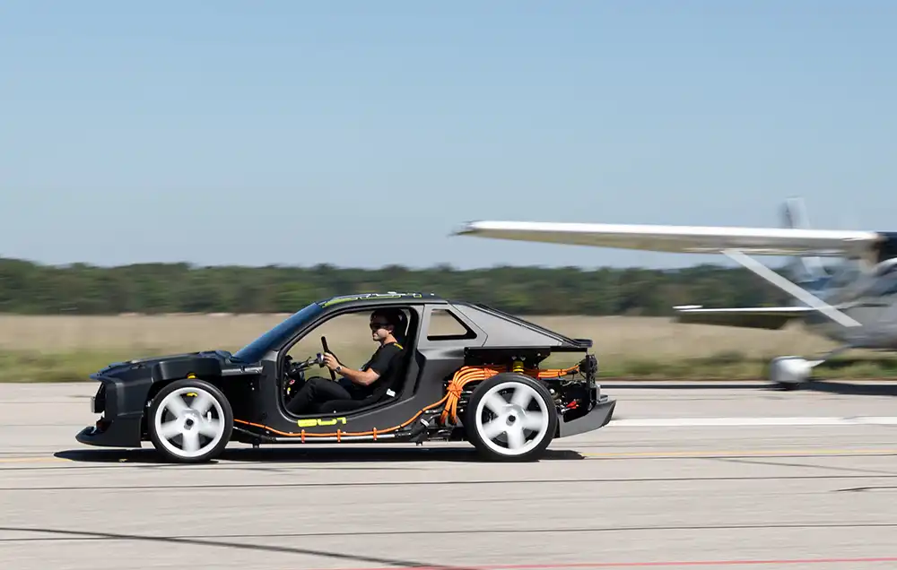 Im Umfeld der IAA hat der Hersteller nun zur ersten Fahrt in einem Rolling Chassis des Elegend EL1 gebeten.