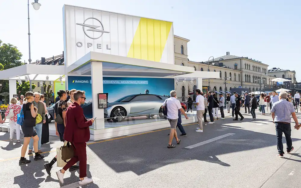 Der Opel-Stand ist vergleichsweise bescheiden dimensioniert. 