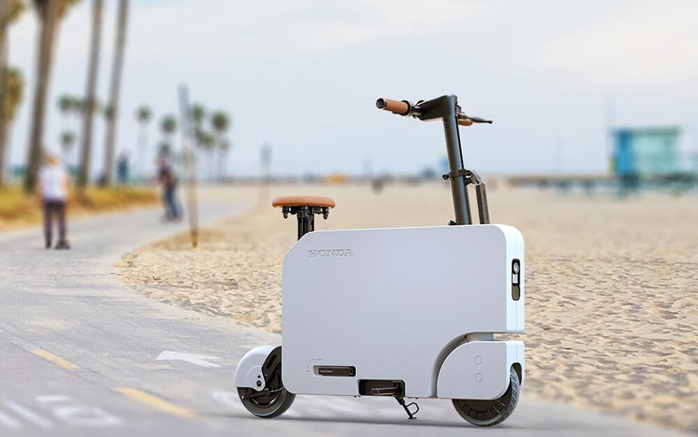 Der Motocompacto von Honda ist ein kleiner E-Scooter mit Sitz und Fußrasten