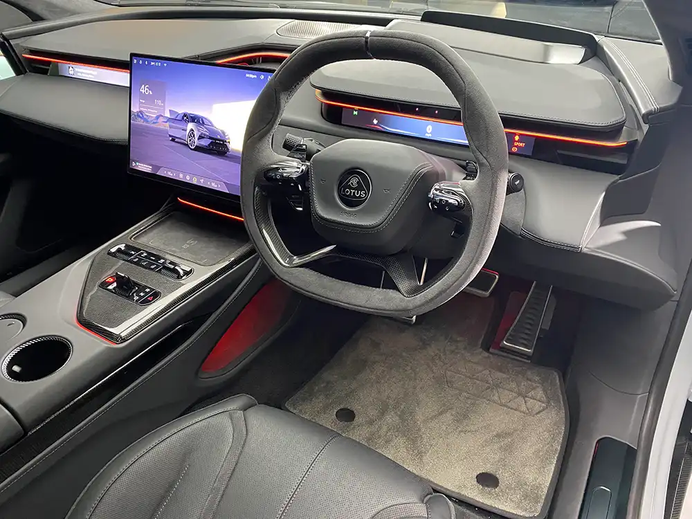 Ganz nach Tesla-Vorbild und wie schon im SUV Eletre dominiert auch im sehr puristischen Emeya-Cockpit ein Laptop-großer Bildschirm das Geschehen.