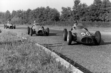 Bildlegende: Grosser Preis von Italien in Monza am 13. September 1953. Juan Manuel Fangio in seinem Maserati A6GCM (Nr. 50), gejagt von Ascari (Nr. 4) und Farina (Nr. 6), beide im Ferrari 500 F2.
