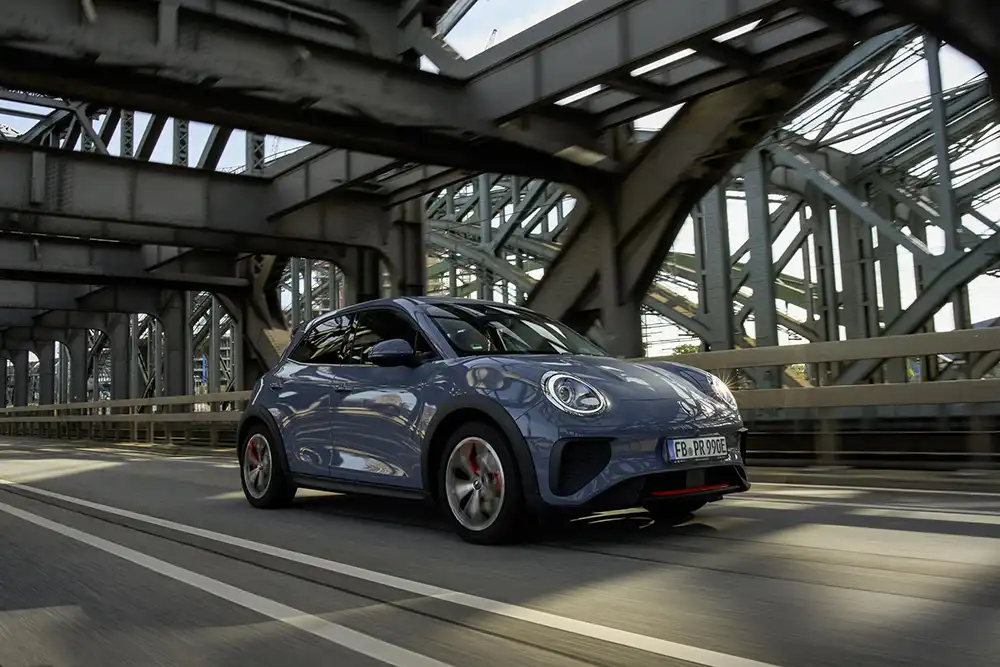 Die Gesichtszüge vieler Väter spiegeln sich in den süßen Kulleraugen. Ein bisschen Mini, eine Prise Beetle und der Fiat 500 durfte auch irgendwie noch mit ran.