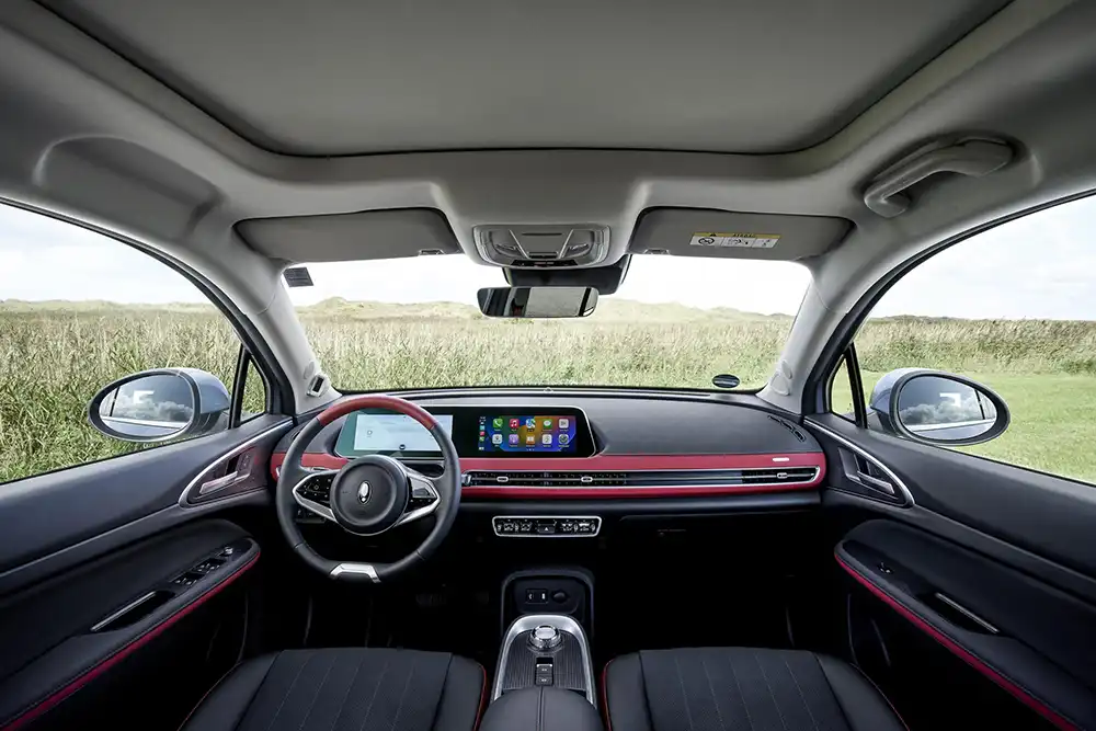 Im durchweg veganen und penibel verarbeiteten Innenraum hinterlässt der GT seine Visitenkarte an Armaturenbrett und Sitzbezügen, die Liste der serienmäßigen Ausstattung ist abendfüllend.