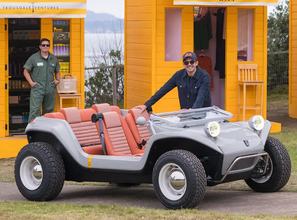 Phillip Sarofim, Vorsitzender von Meyers Manx, neben dem Resorter NEV bei seiner Enthüllung am Pebble Beach.