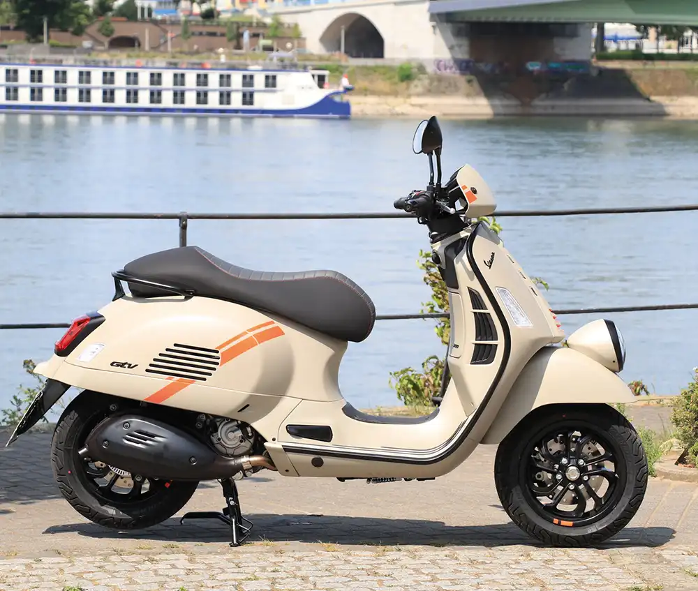 Auch im Jahr 2023 sieht eine Vespa so aus, wie Vespas seit vielen Jahrzehnten aussehen.