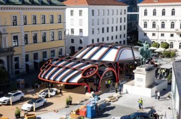 Porsche hat einen gigantischen Porsche in die Münchner Innenstadt gebaut.