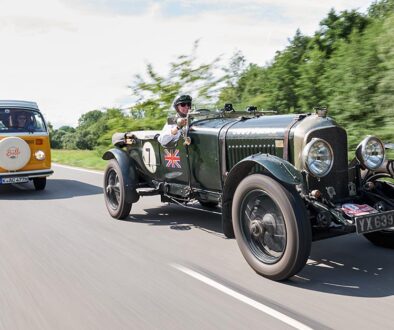 Die vier Probanden, neben dem Bentley auch ein französischer Delahaye aus dem Jahr 1899, ein 46 Jahre alter VW-T2 Bus von Westfalia und ein 1984 gebauter BMW M 635 CSI, konsumierten E-Fuels klaglos