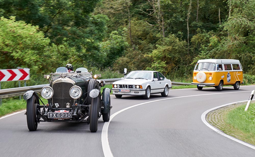 Die vier Probanden, neben dem Bentley auch ein französischer Delahaye aus dem Jahr 1899, ein 46 Jahre alter VW-T2 Bus von Westfalia und ein 1984 gebauter BMW M 635 CSI, konsumierten E-Fuels klaglos.