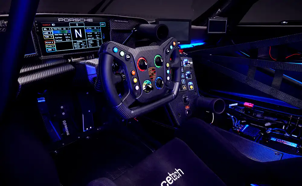 Im Cockpit gibt es Ambiente-Beleuchtung.