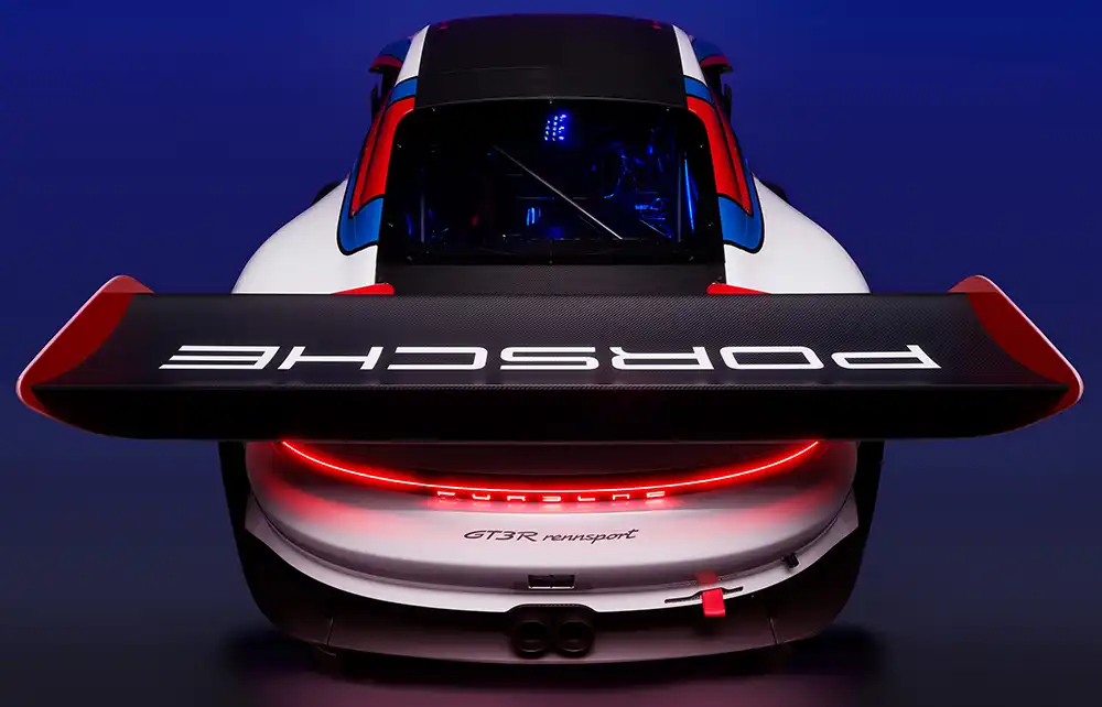 Am Heck gibt es einen großen Flügel.