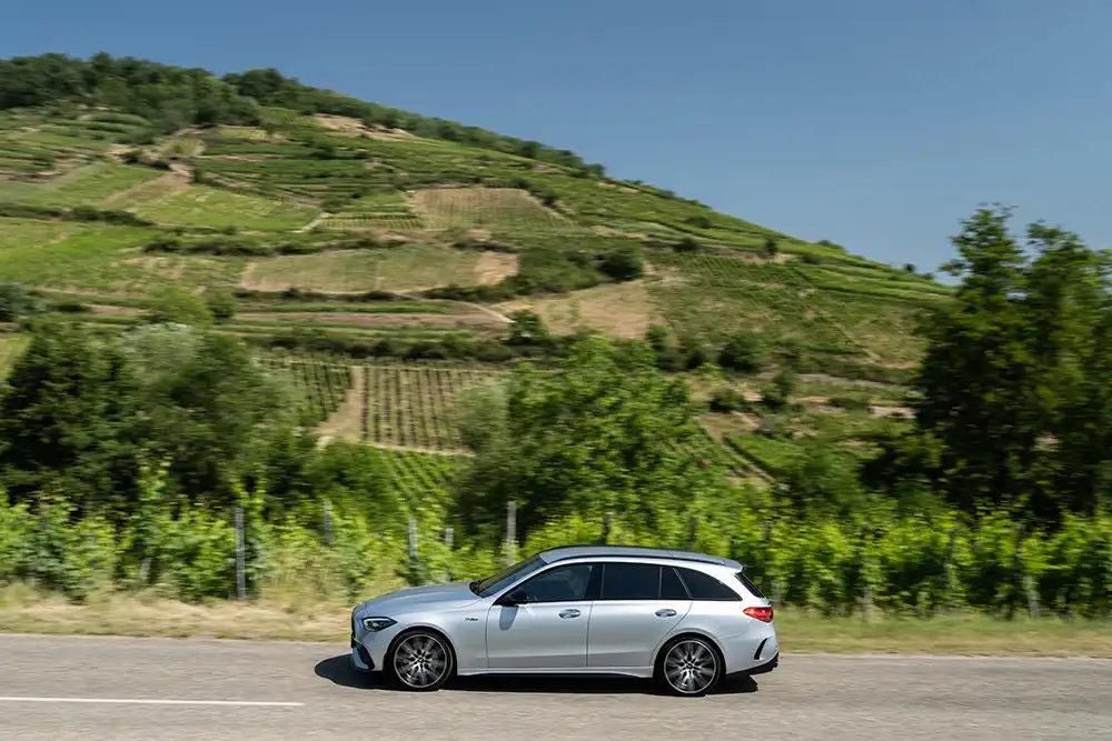 Mercedes hat dem C43 einige Leckerbissen mit auf den Weg gegeben, daunter Allradlenkung.