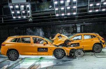 Mit Tempo 56 hat Mercedes zwei seiner Elektro-Pkw ineinander fahren lassen. Foto: Mercedes-Benz