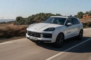 Nach dem großen Facelift im Frühjahr liefert Porsche jetzt für den Cayenne zwei Plug-In-Hybride nach. Foto: Porsche