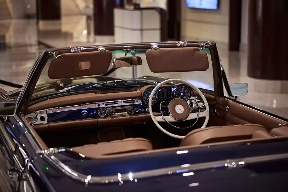 Auch das Cockpit des Pagode-SL muss nur minimale Anpassungen an den E-Antrieb über sich ergehen lassen.