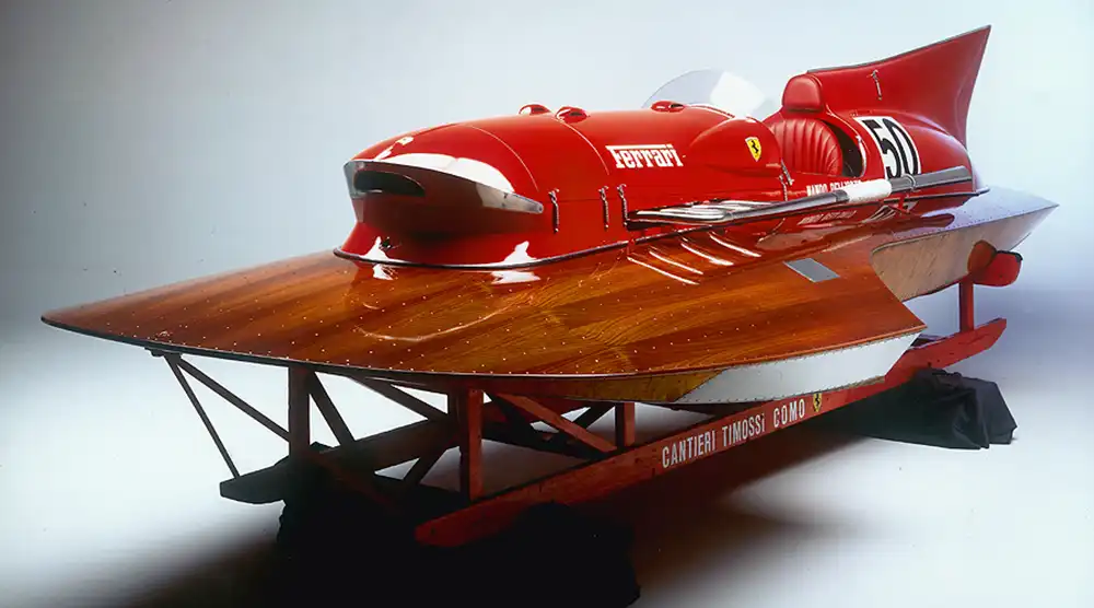 Das Speedboat Hydroplane wurde von einem 600 PS starke 4,5-Liter-Ferrari-Motor angetrieben.