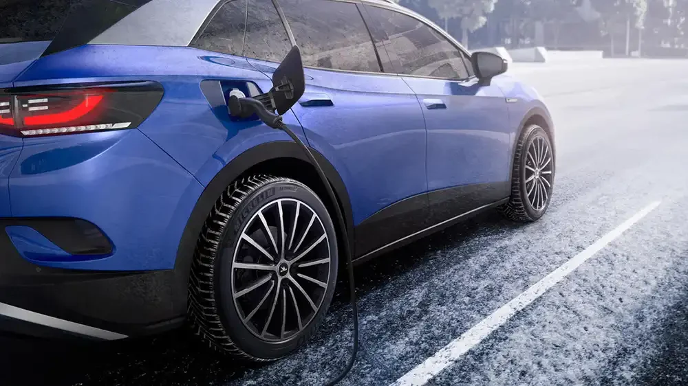 Auch E-Autofahrer müssen sich mit dem Thema Winterreifen beschäftigen. Foto: Michelin
