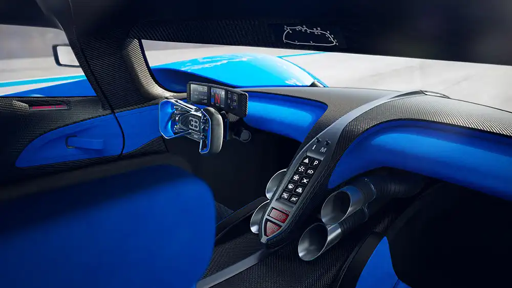 Blick vom Beifahrersitz des Bugatti Bolide.