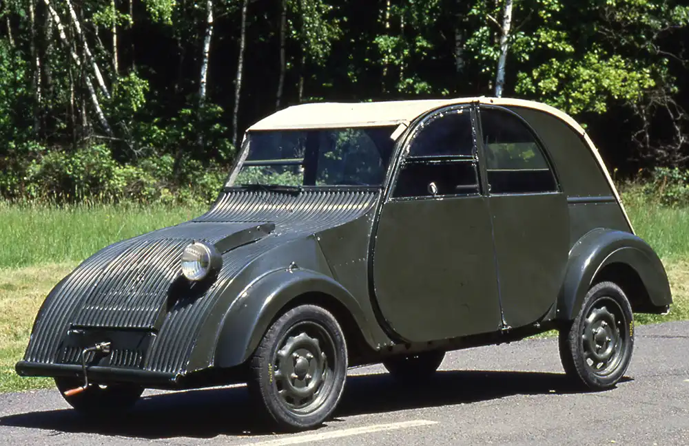 Zum Pariser Salon soll der Citroen „TPV“ („Toute Petite Voiture“) debütieren, allerdings verhindert der Ausbruch des Zweiten Weltkriegs die Präsentation dieser Urform des Citroen 2 CV.