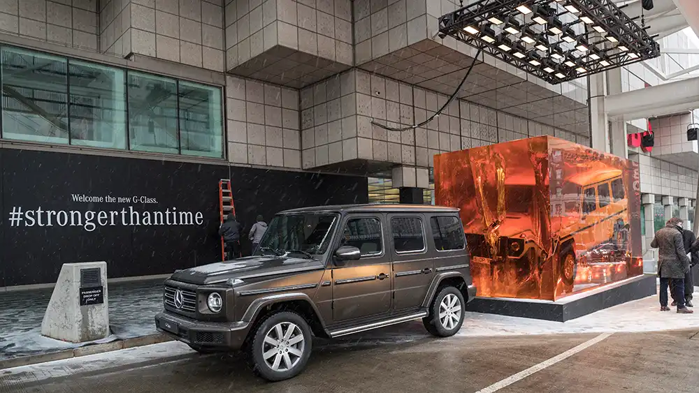 Die G-Klasse 2018 vor der Skulptur "Stronger Than Time" mit 1979er G-Klasse in Kunstharz gegossen.