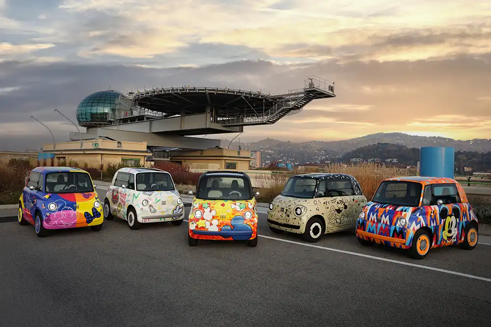 Viele viele bunte Topolinos: Die fünf Mini-Artcars erinnern an die 100. Geburtstage von Disney und der früheren Fiat-Fabrik in Turin.