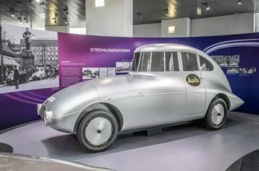 Die Austellung in Ingolstand zeigt unter anderem diesen Stromlinien-Personenkraftwagen aus dem Jahr 1922. Foto: Audi