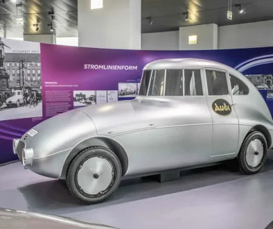 Die Austellung in Ingolstand zeigt unter anderem diesen Stromlinien-Personenkraftwagen aus dem Jahr 1922. Foto: Audi