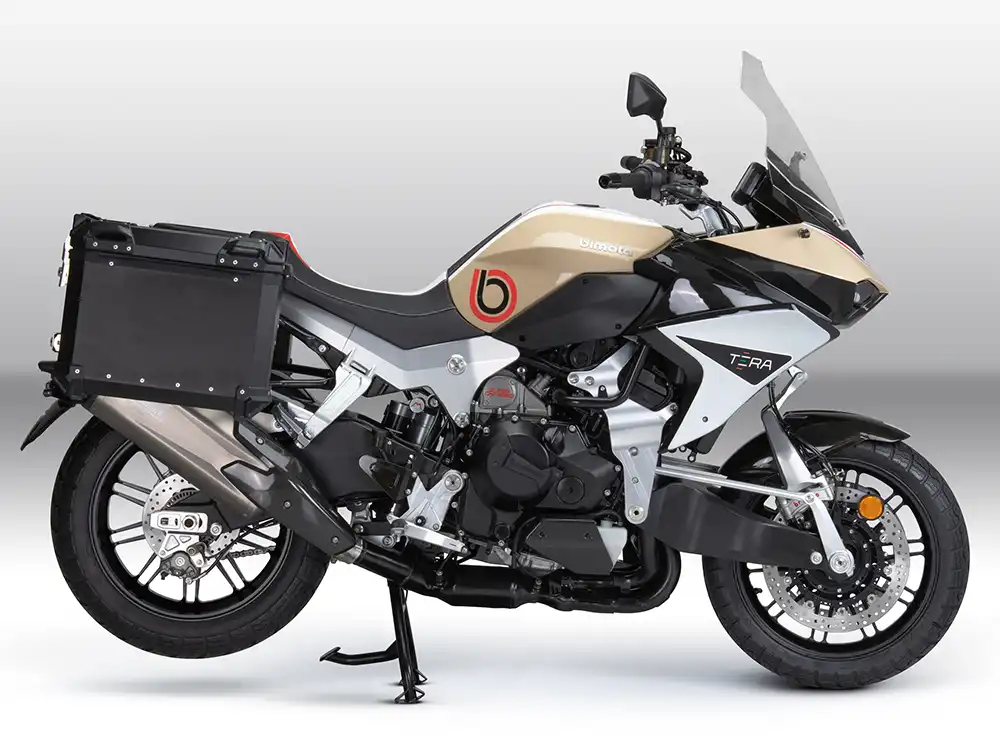 Mit Kofferrsystem empfiehlt sich die Tera als schnelles und komfortables Reisemotorrad.