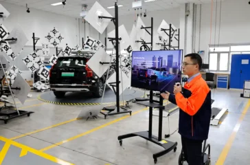 Im R&D-Zentrum Shanghai stimmt Volvo Fahrzeuge auf den chinesischen Markt ab. Hier werden die Bordkameras kalibriert. Foto: Weigl/Volvo