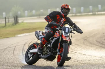 Mit der Hypermotard 698 Mono bläst Ducati zum Angriff auf eine KTM-Domäne. Foto: Ducati