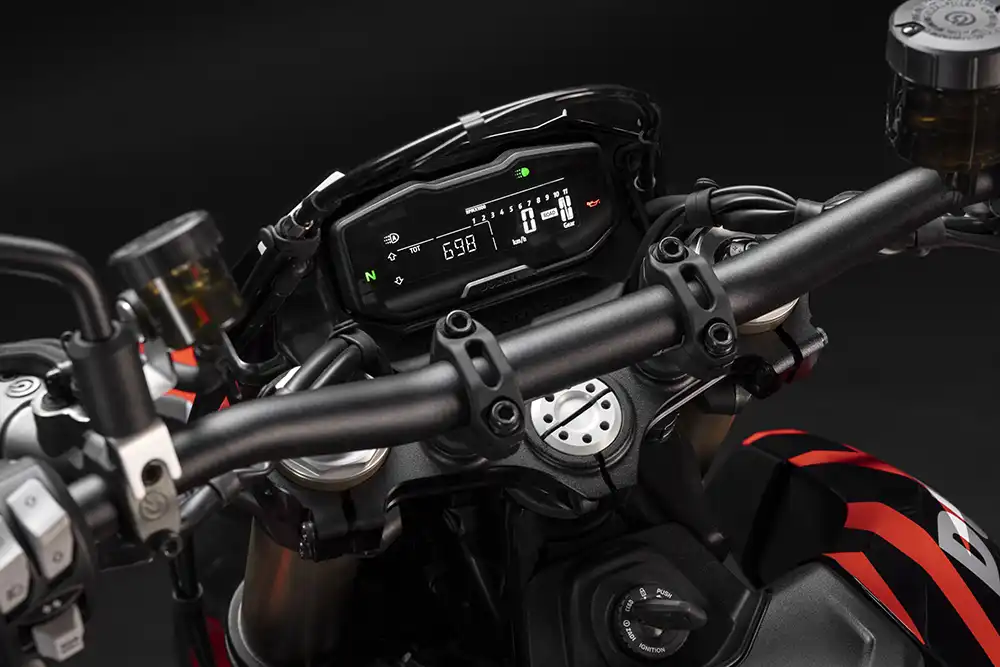 Beim Cockpit-Display der Hypermotard setzt Ducati auf ein schlankes 3,8-Zoll-Format.