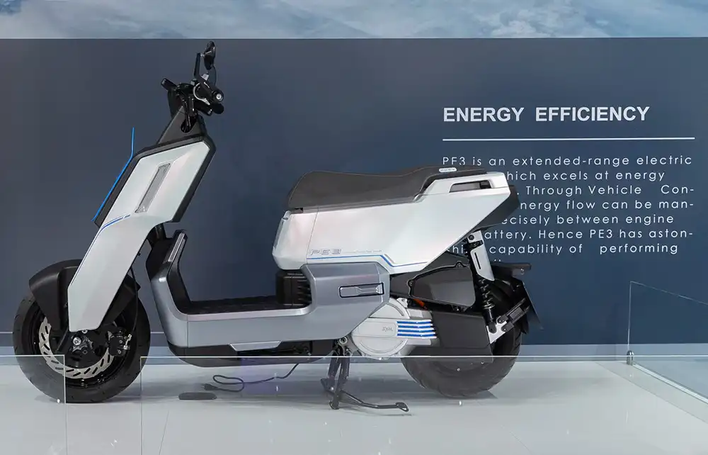 Ist das die E-Roller-Zukunft: Der SYM PE3 fährt mit Strom und Benzin.