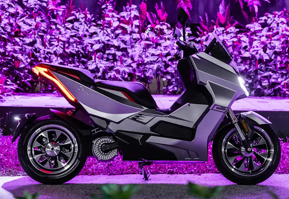 Mit dem X1 bringt Scorpio einen imposanten, reichweitenstarken und üppig ausgestatteten E-Roller auf den Markt.