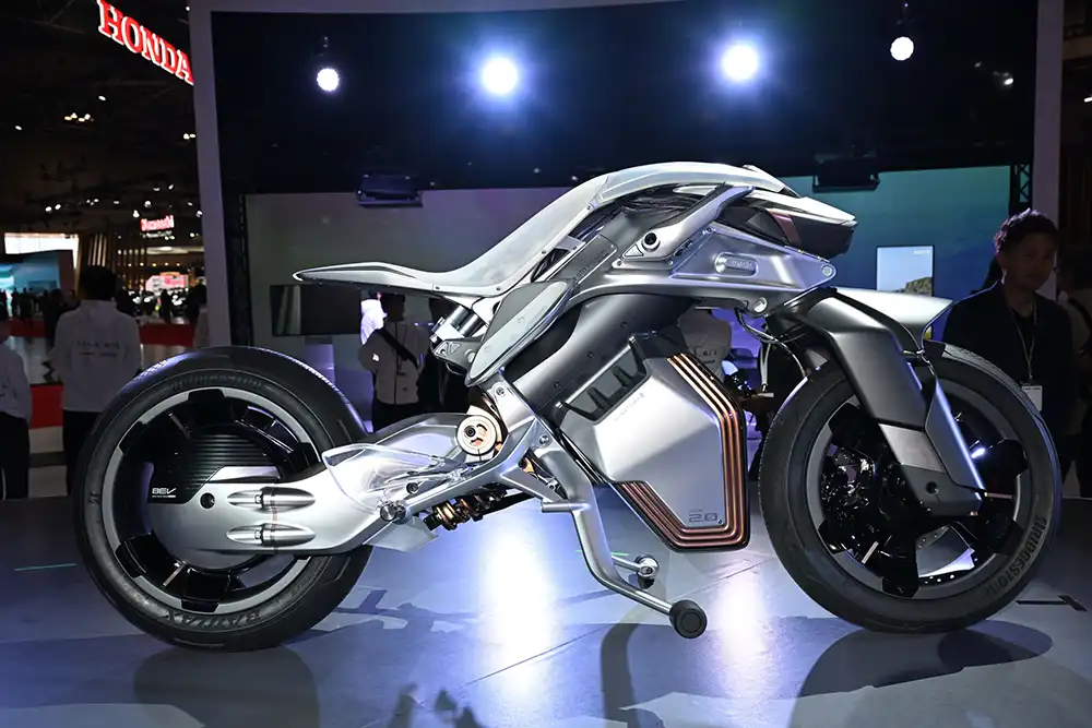  Das Motoroid2 kann sich selber in aufrechter Position halten. Dennoch verfügt es über Stützelemente.