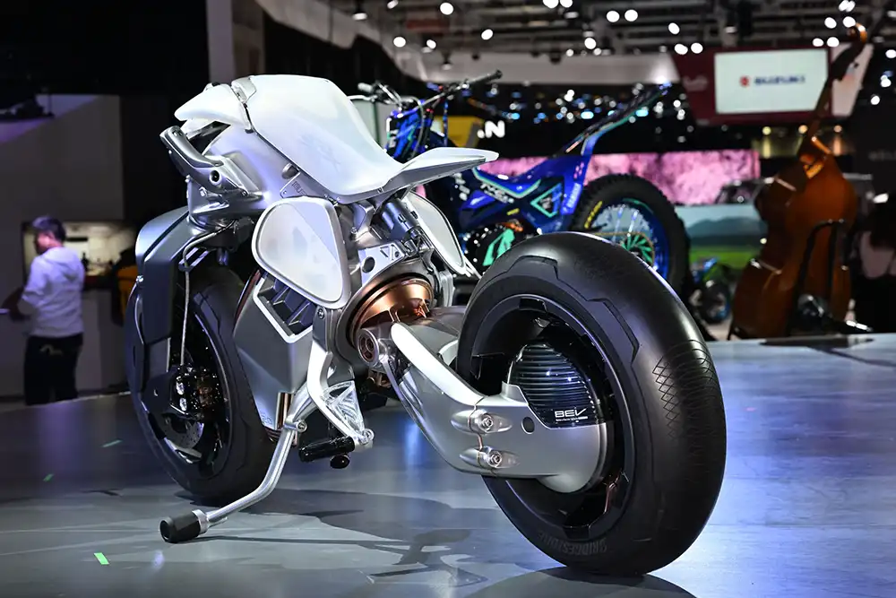 Über das kupferfarbene Drehelement kann die Motoroid2 das Hinterrad nach links und rechts kippen lassen.