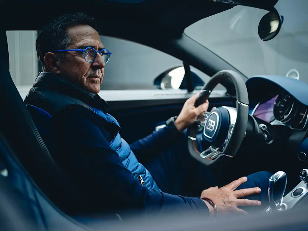 Bugatti-Cheftester Pierre-Henri Raphanel erklärt, wie das schnell fünf Millionen Euro teure Wunderwerk funktioniert.