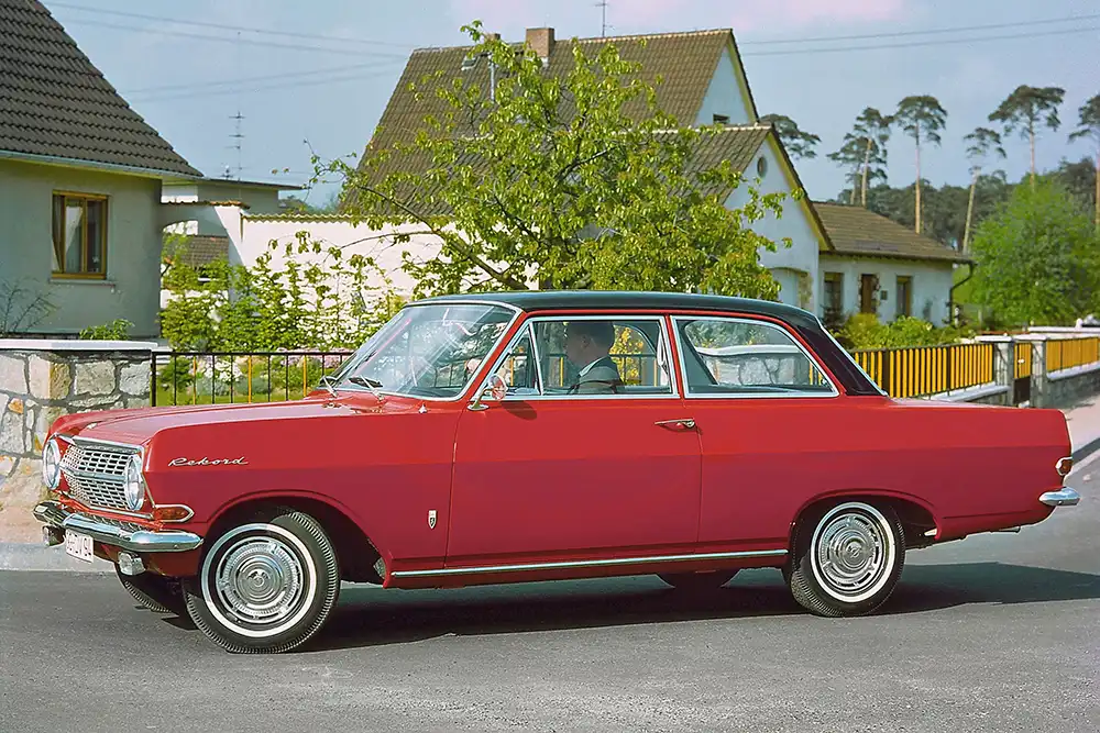 Mondäner Lifestyle für Familien: damit avancierte der Opel Rekord A/B zum ersten deutschen Mittelklassemodell in Millionenauflage. 