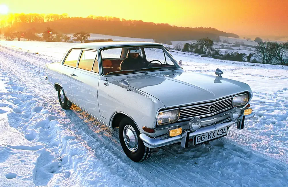 10_Opel_Rekord_B_Limousine_zweituerig_Quelle_Opel_Stellantis_1000