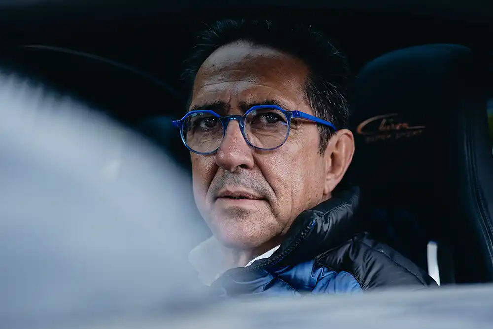 Raphanel sitzt im Chiron Super Sport und wird zum schnellsten Fahrlehrer der Welt.