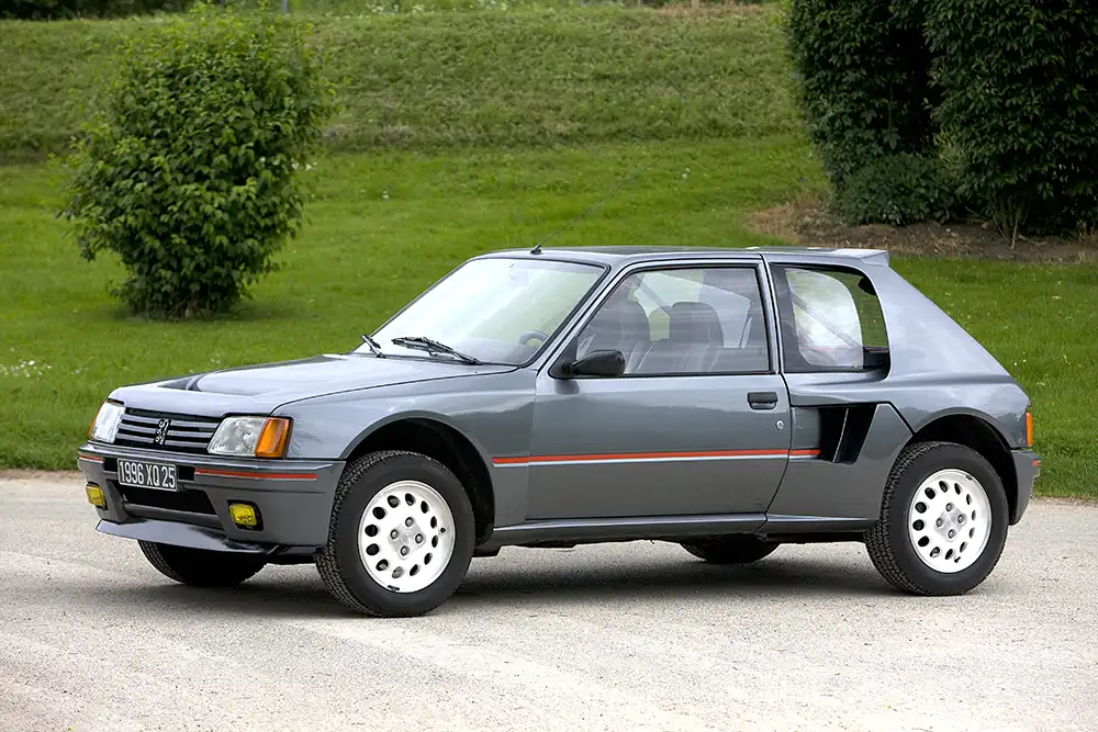 Die sportlichen Kleinwagen Peugeot 205 Turbo 16 und 205 GTI gingen 1984 in Serie. 