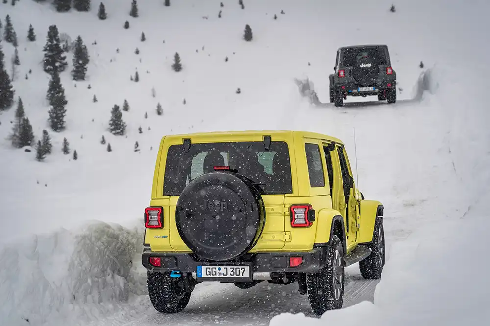 Die Passagiere können über den 4G-LTE-Hotspot im Jeep Wrangler mit bis zu acht Geräten surfen oder streamen. 