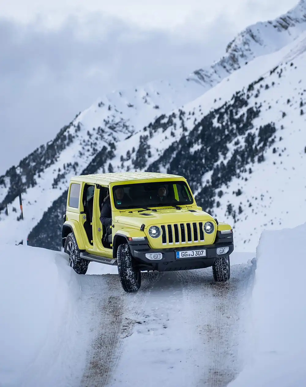 Die Designer haben sich beim aktuellen Facelift des Jeep Warangler 2024 zurückgehalten und lediglich den Kühlergrill dezent geändert. 
