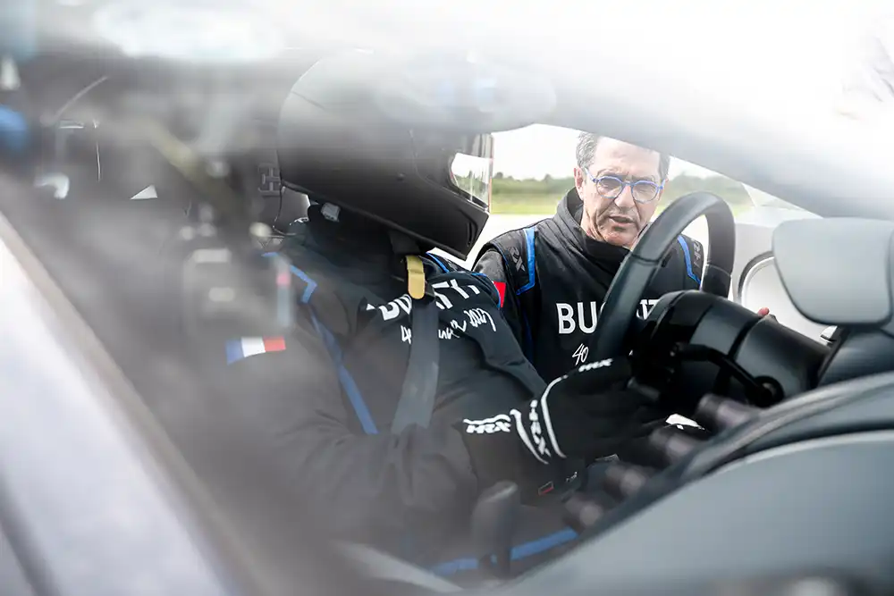 Vor der Fahrt im Bugatti Chiron sind jedoch noch ein paar Punkte auf der Checkliste abzuarbeiten.