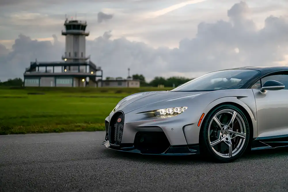 Die erste Runde über die knapp fünf Kilometer lange Bahn gibt der Cheftester des Bugatti Chiron den Chauffeur und erklärt die Strecke.