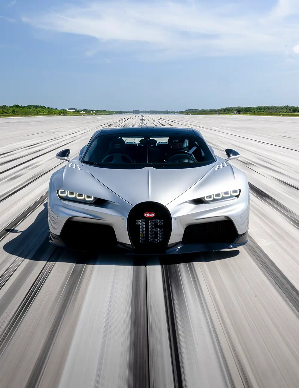 Der Chiron schießt über den Beton und lässt sich weder von dem dicken weißen Streifen der Landebahn-Markierung irritieren noch von dem Seitenwind.