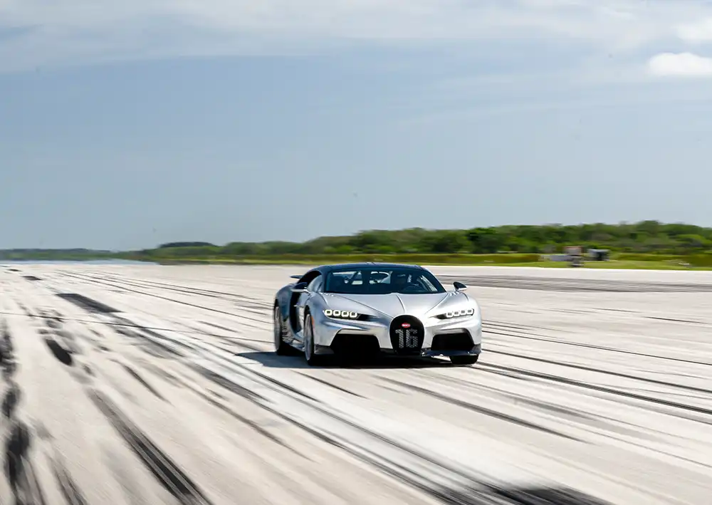 So gewaltig der Bugatti anfangs anschiebt, dauern die offiziell 28,6 Sekunden bis 400 km/h hinten raus eine gefühlte Ewigkeit.