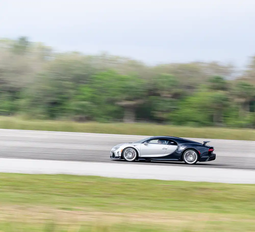 „Nicht auf den Tacho schauen“, ruft Raphanel dem Fahrer über Funk zu, „sondern immer auf die weiße Linie rechts von Dir.“ 