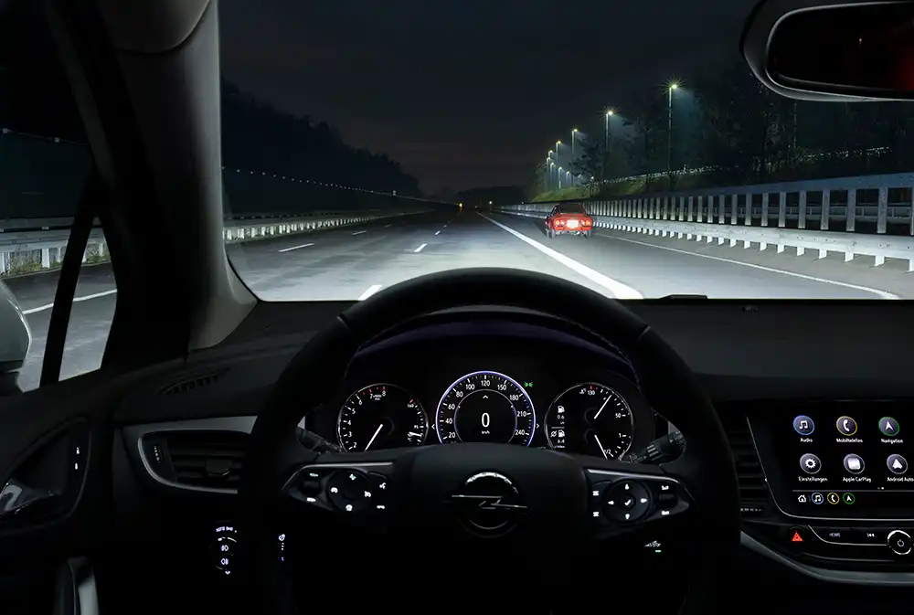 Im Vergleich dazu die ausgeleuchtete Straße mit dem Matrix-Licht im Opel Astra.