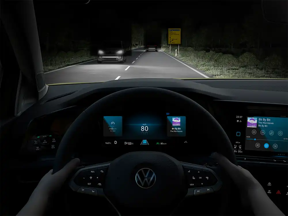 Moderne Autos können mit Dauerfernlicht fahren, andere Verkehrsteilnehmer werden automatisch ausgeblendet, wie hier im Beispiel von VW.