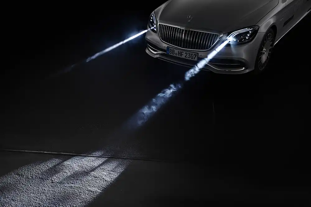 Beim Digital Light von Mercedes wird der Scheinwerfer zum Projektor. 